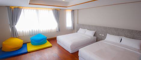 Familierom | Safe på rommet, lydisolert, wi-fi (inkludert) og sengetøy