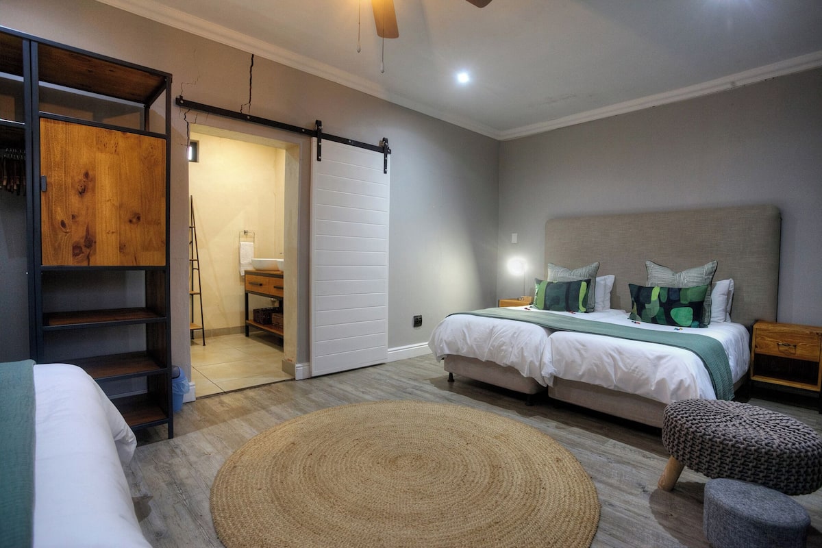Habitación familiar | Camas con efecto memoria, minibar y caja de seguridad en la habitación