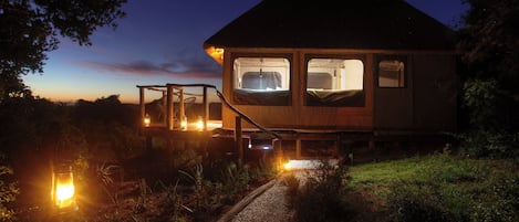 Klassieke tent | Bedden met traagschuimmatrassen, een minibar, een kluis op de kamer