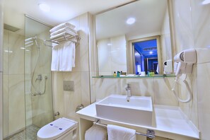 Chuveiro, produtos de toalete grátis, secador de cabelo, chinelos