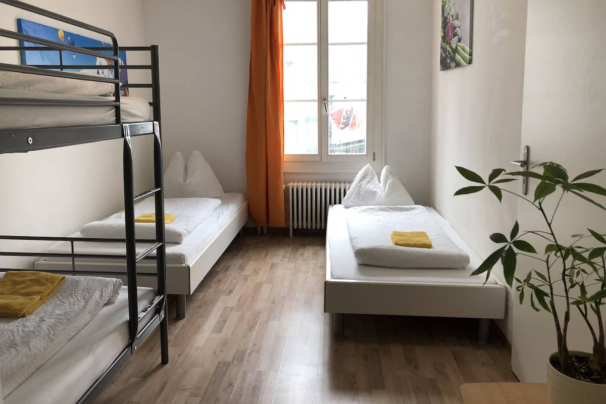 Chambre Quadruple, 1 chambre, salle de bains commune | 1 chambre, bureau, Wi-Fi gratuit