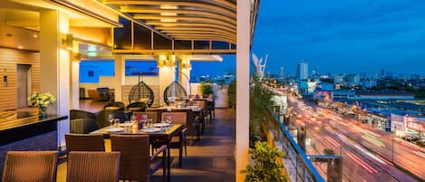 2 restoran dengan sajian hidangan lokal dan internasional