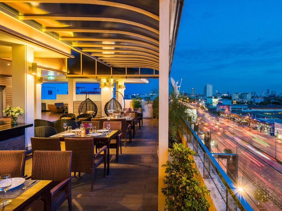 2 restaurants, breakfast, lunch served; local and international cuisine