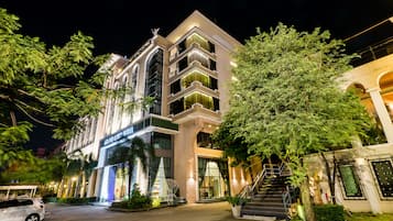 住宿正面 (夜晚)