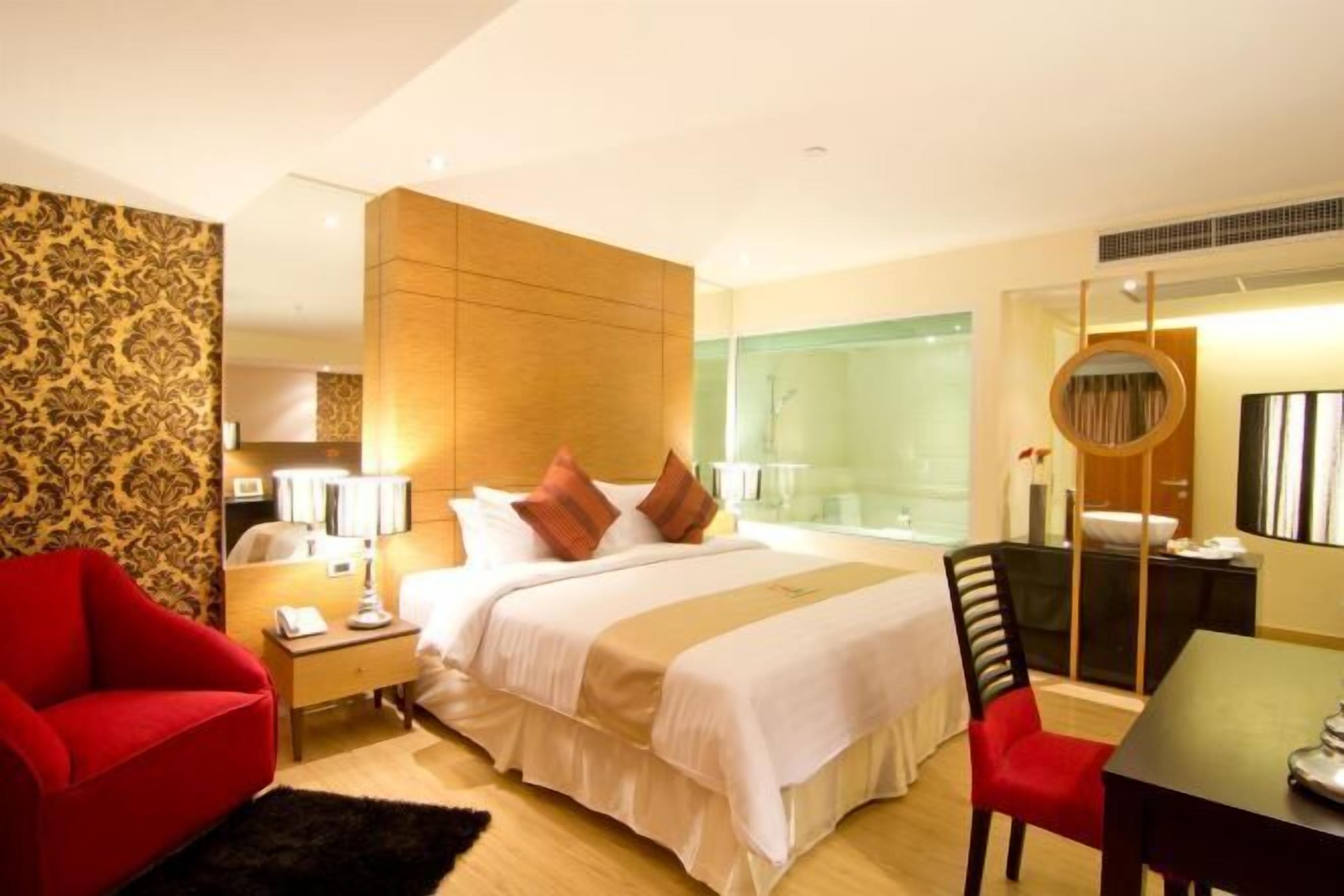 Minibar, caja fuerte, escritorio y cortinas opacas