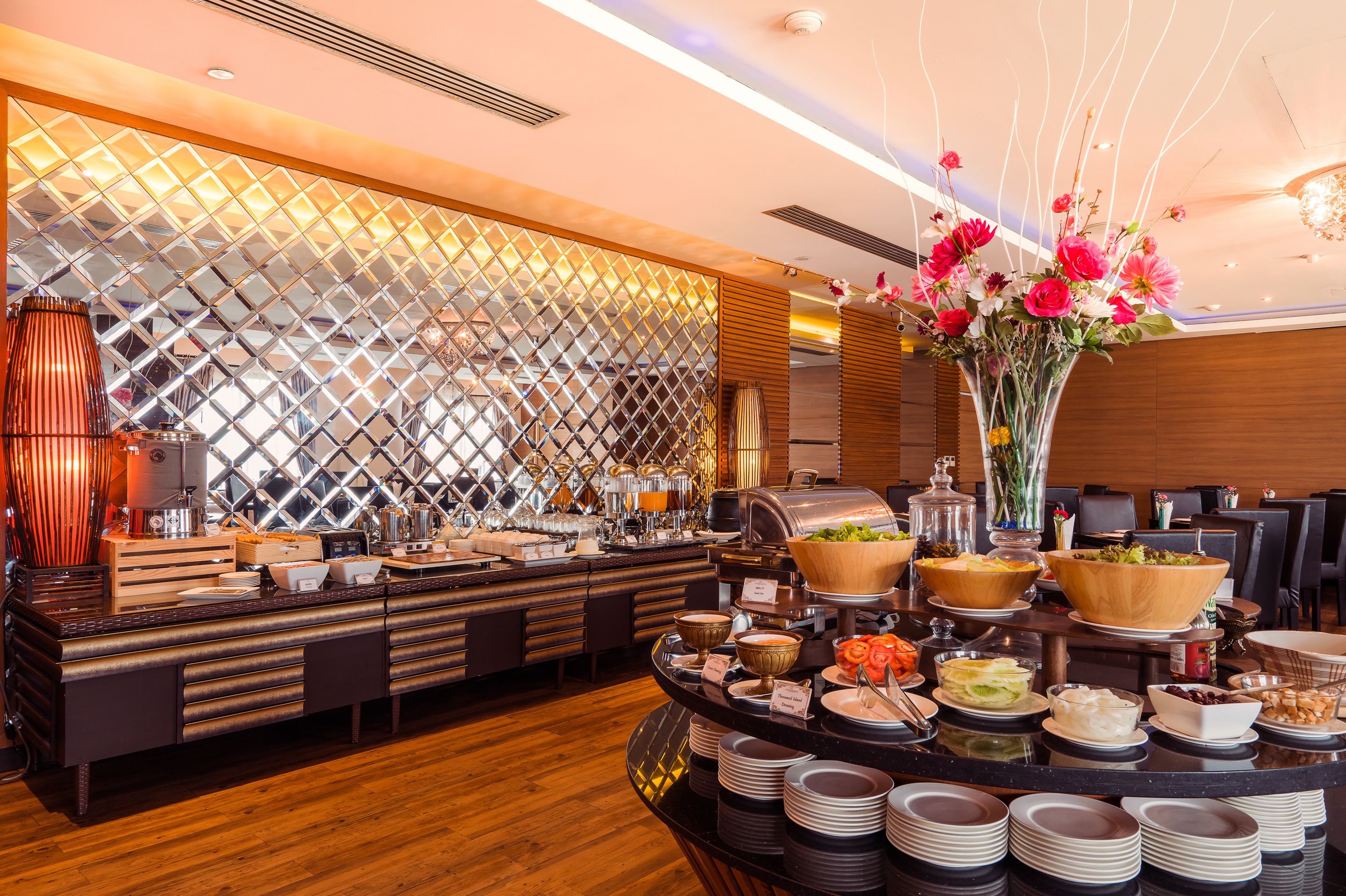 每日供应当地美食早餐（每人 THB 250）