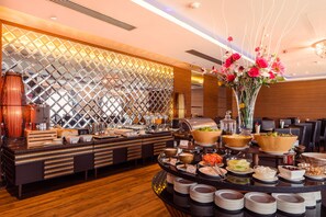 每日供應當地料理早餐 (每人 THB250)