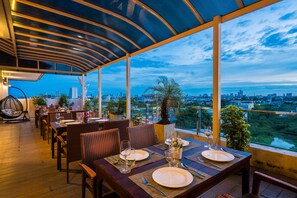 2 restoran dengan sajian hidangan lokal dan internasional