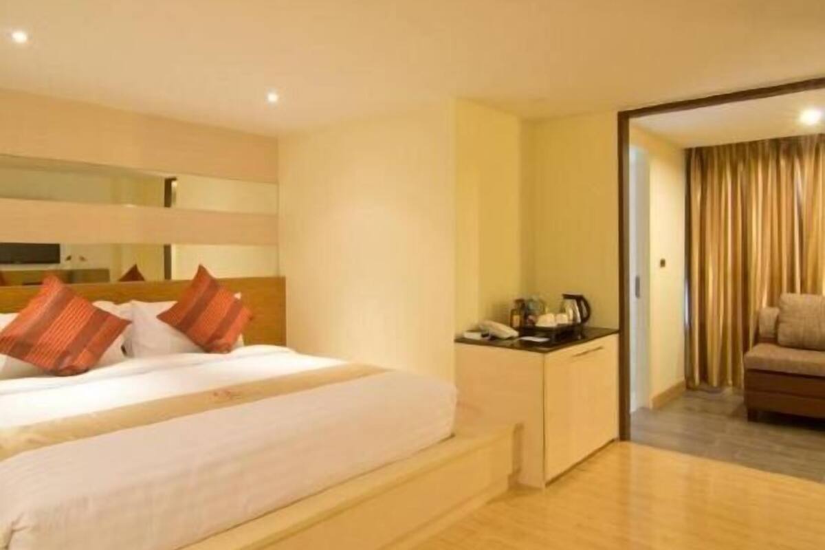Minibar, in-room safe, desk, blackout curtains