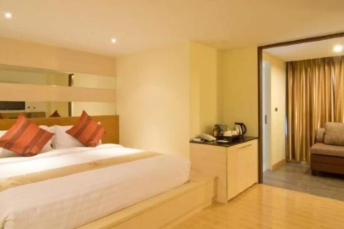 Minibar, Zimmersafe, Schreibtisch, Verdunkelungsvorhänge