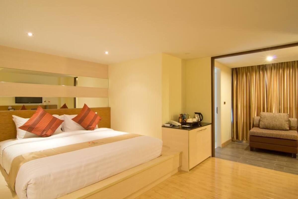 Minibar, in-room safe, desk, blackout curtains