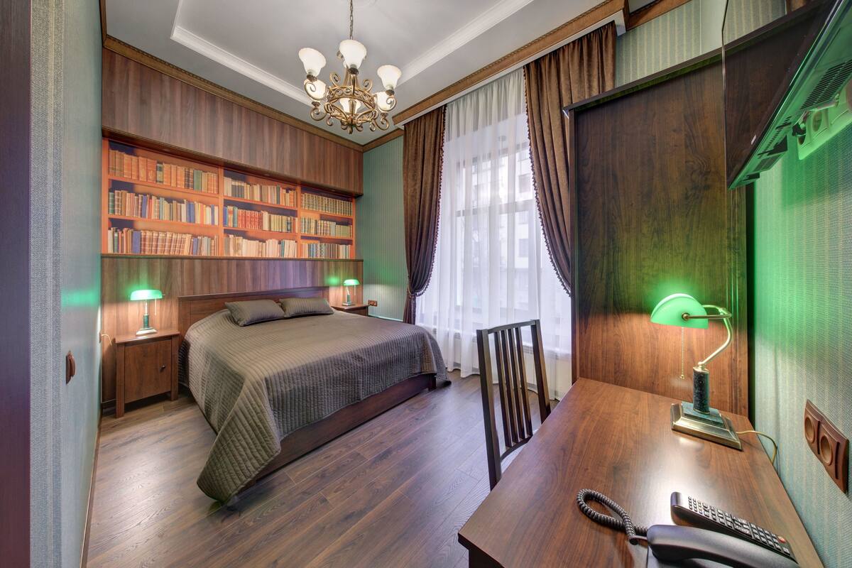 Standard Double Room | Meja, kalis bunyi, seterika/papan seterika, katil lipat simpan/tambahan