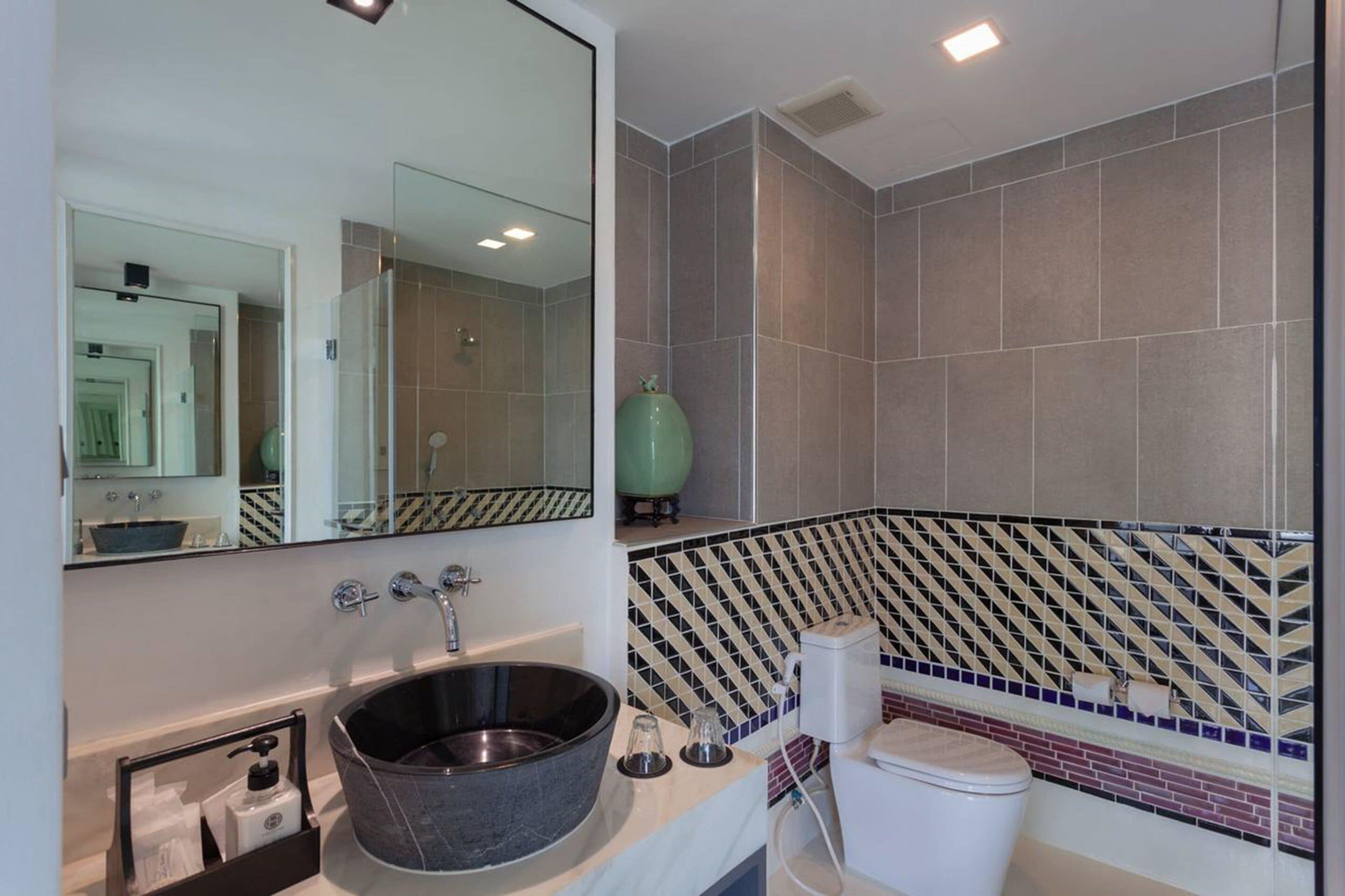 deluxe suite | bathroom | shower, free toiletries, hair dryer, slippers