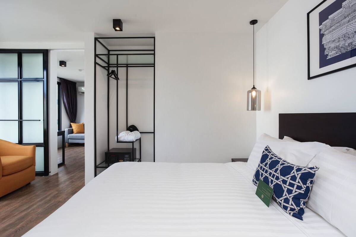 Deluxe Suite | ตู้นิรภัยในห้องพัก, ผ้าม่านกันแสง, Wi-Fi ฟรี, ผ้าปูที่นอน