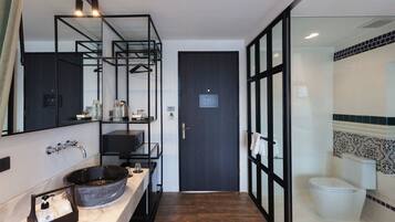 Dusche, kostenlose Toilettenartikel, Haartrockner, Hausschuhe