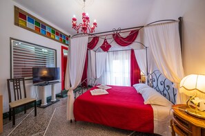 Ropa de cama de alta calidad, cubrecamas, escritorio y wifi gratis