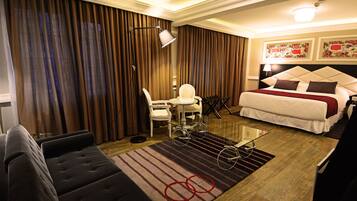 Deluxe-Suite, 1 Schlafzimmer, Stadtblick | Hochwertige Bettwaren, Daunenbettdecken, Minibar, Zimmersafe