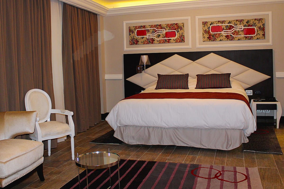 Luxe beddengoed, donzen dekbedden, een minibar, een kluis op de kamer