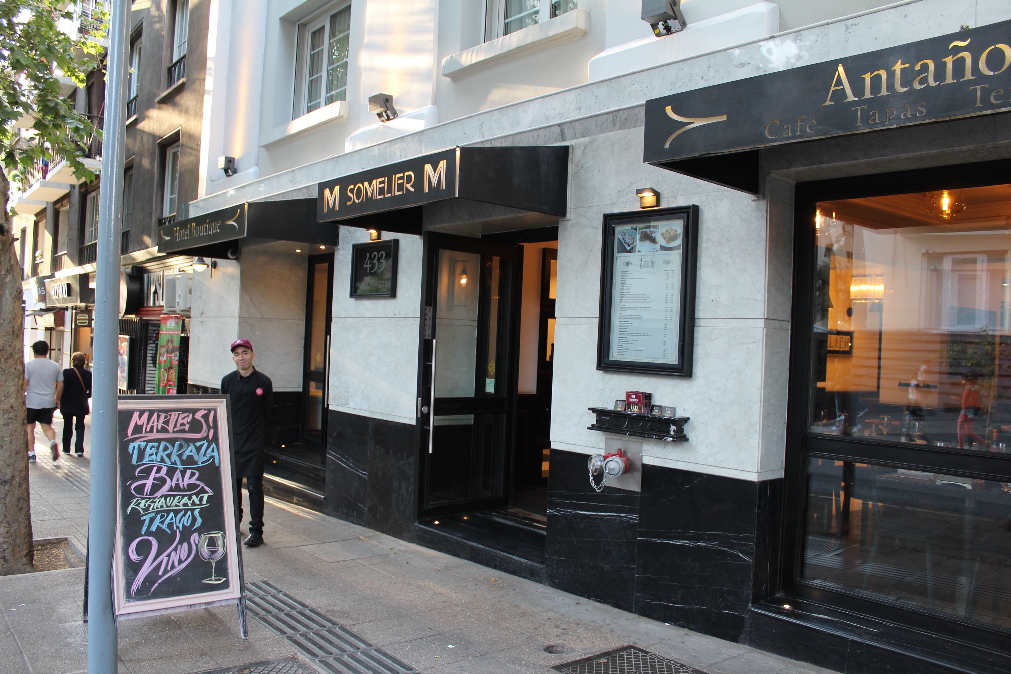 A building with a sign for 'M SOMELIER M' and 'Antaño Café Tapas'.