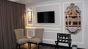 Deluxe Single Room, 1 Bedroom | Living room