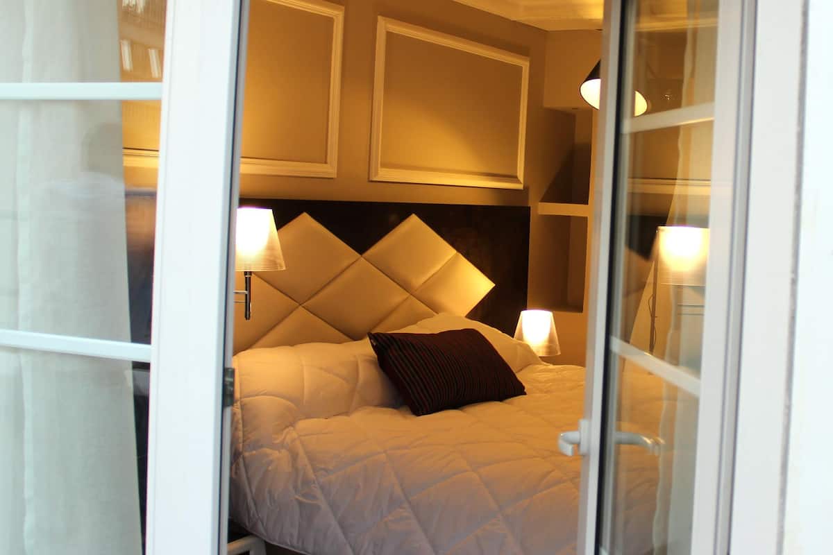 Luxe beddengoed, donzen dekbedden, een minibar, een kluis op de kamer