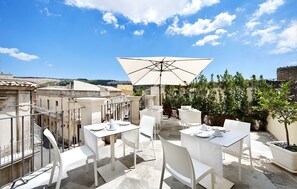 包含每日自助早餐