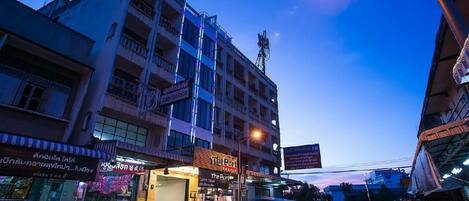 Voorkant accommodatie - avond/nacht