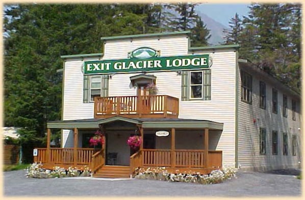 Um edifício de dois andares com uma placa que diz 'EXIT GLACIER LODGE'.