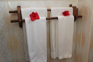 Habitación doble de uso individual | Baño | Regadera, amenidades de baño gratuitas, toallas