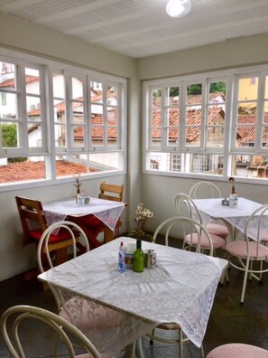 Breakfast area - VOA Pousada Mezanino (Ouro Preto)
