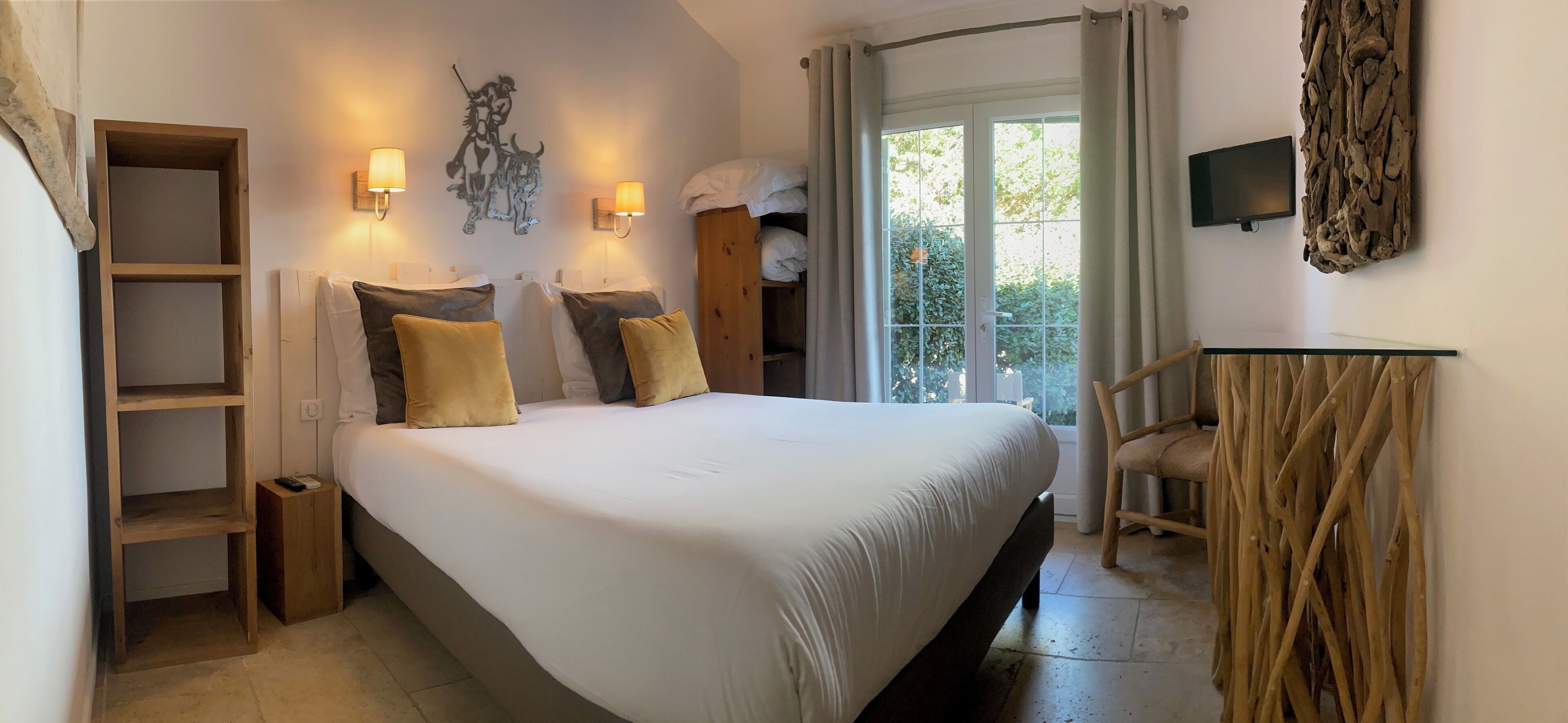 Premium bedding, in-room safe, cots/infant beds, free WiFi