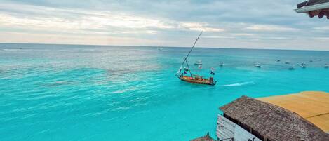 En la playa, arena blanca, buceo
