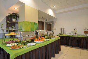 A buffet setup with various food items and a self-service beverage station. - Osrodek Wypoczynkowy Zorza (Kolobrzeg)