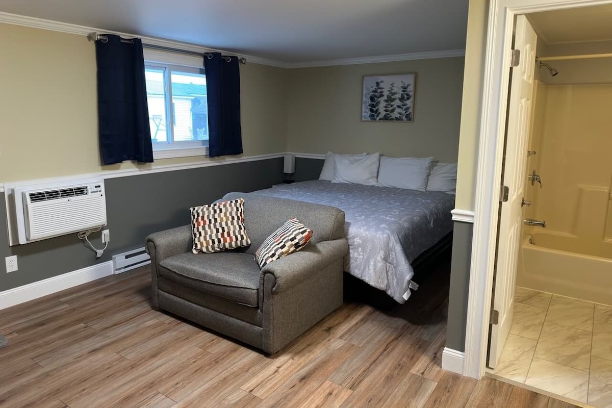 Standard Room, 1 King Bed