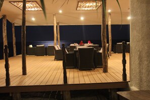朝食、ランチ、ディナーに営業