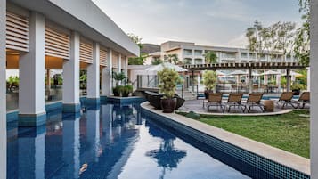 2 piscinas externas, guarda-sóis, espreguiçadeiras