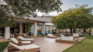A modern outdoor lounge area with seating and planters. - Rio Quente Resorts - Cristal Resort (Rio Quente)