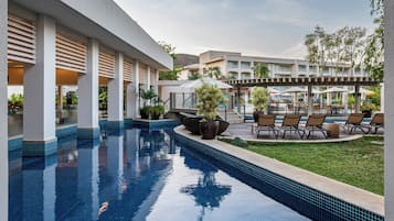 2 albercas al aire libre, sombrillas en la alberca y camastros