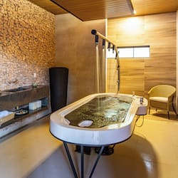 Turkkilainen sauna, vartalohoitoja, vartalokääreitä, vartalon kuorintoja
