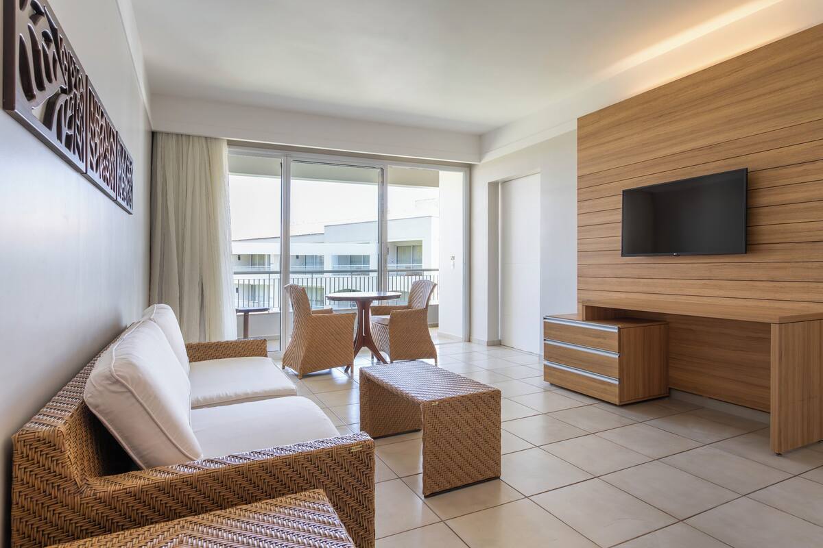 ميني بار وخزنة داخل الغرفة ومكتب وستائر تعتيم