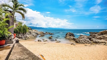En la playa, camastros, sombrillas y toallas de playa