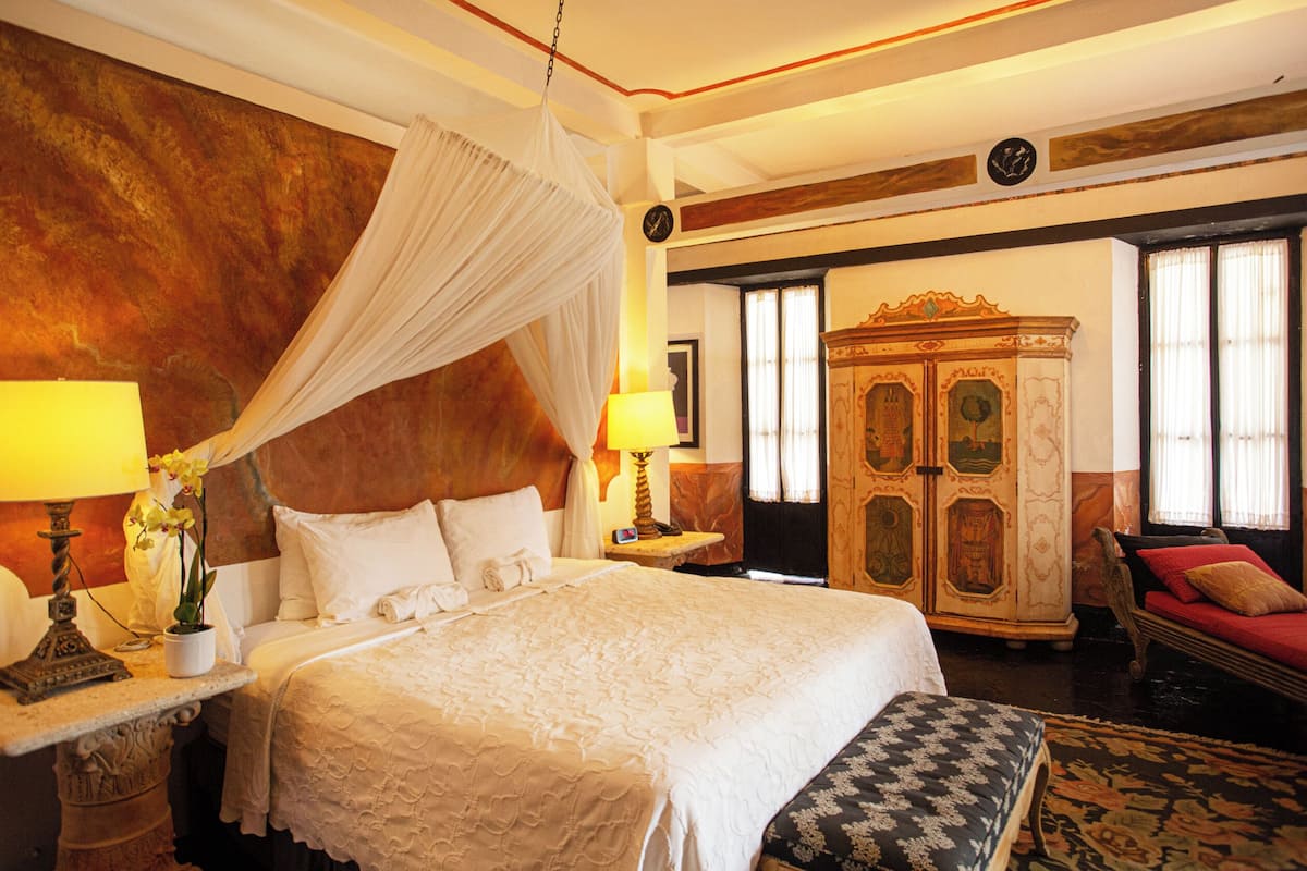 Larger Deluxe Suite, Ocean View with Bathtub | Literie de qualité supérieure, coffres-forts dans les chambres