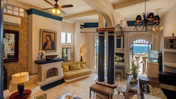 Larger Deluxe Suite, Ocean View with Bathtub | Area soggiorno | TV LED 50 pollici con canali via cavo