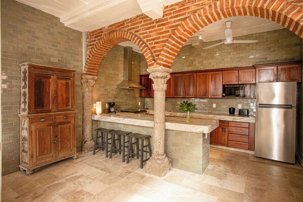 Beachfront Casita w/ Private Pool and Jacuzzi | Ropa de cama de alta calidad y caja de seguridad en la habitación 