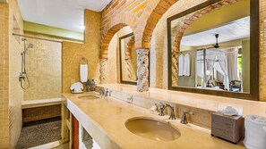 Habitación estándar, 1 cama de matrimonio grande, frente al mar | Baño | Artículos de higiene personal gratuitos, secador de pelo y albornoces