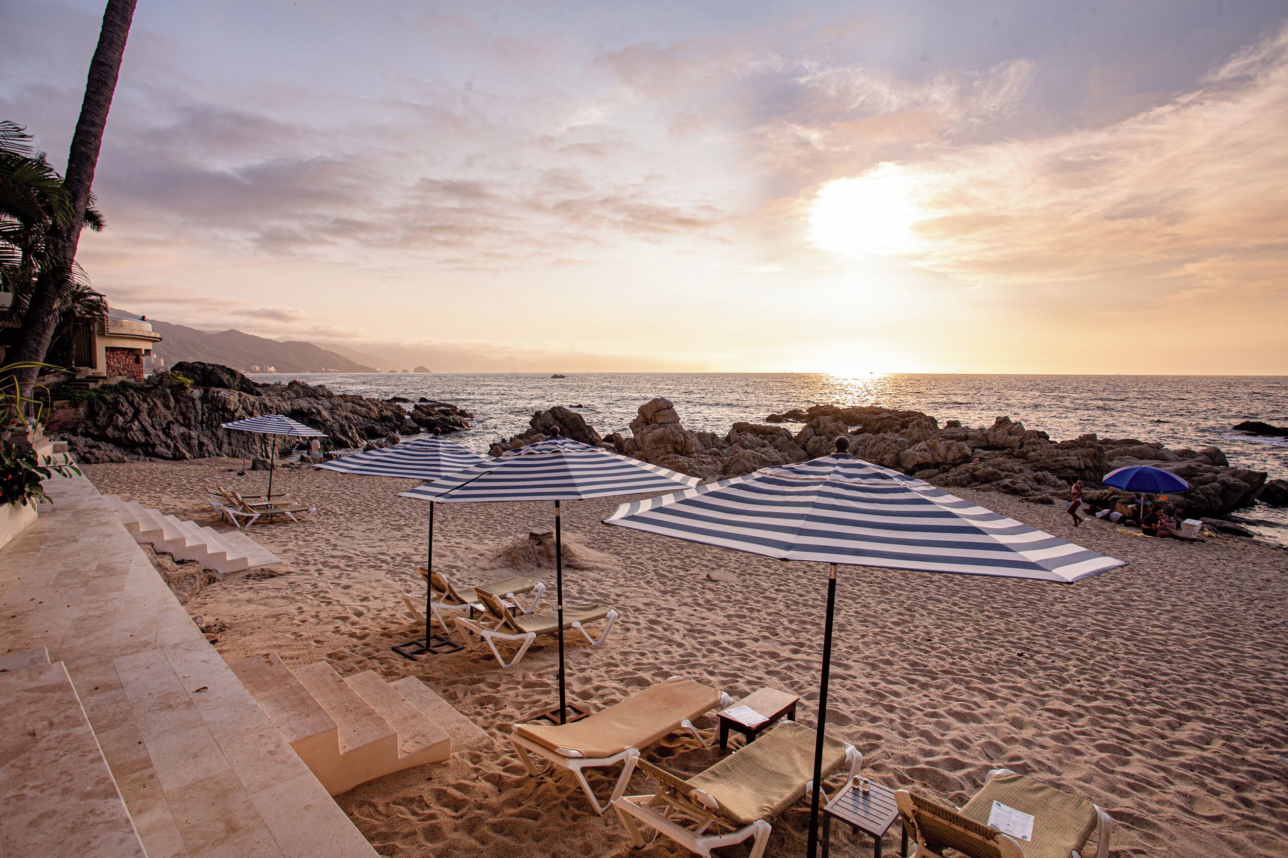 Ubicación a pie de playa, tumbonas, sombrillas y toallas de playa