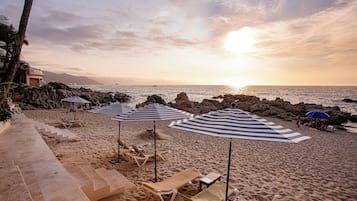 Sulla spiaggia, lettini da mare, ombrelloni, teli da spiaggia
