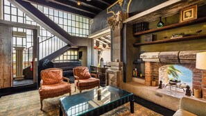 Deluxe suite, 1 slaapkamer, uitzicht op zee, aan het strand (Maria) | Woonruimte | Een 50-inch ledtelevisie met kabelzenders