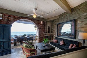 Beachfront Casita w/ Private Pool and Jacuzzi | Zona de estar | Televisión LED de 50 pulgadas con canales por cable