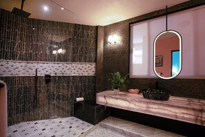 Deluxe Room Oceanfront | Bathroom | Free toiletries, hair dryer, bathrobes, towels